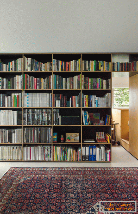 Polica za knjige u malom studio apartmanu