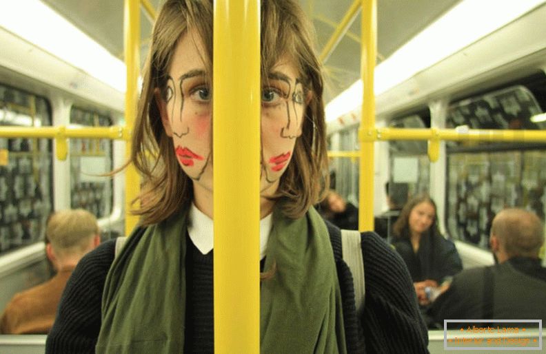 Dva lica djevojka u transportu od umjetnika Sebastijana Bienieka