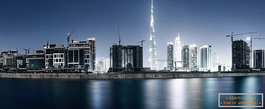 Dubai je u izgradnji u noćnom osvjetljenju