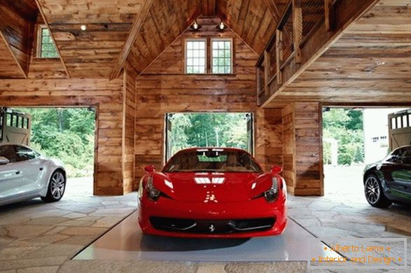Luksuzni automobili u drvenoj garaži