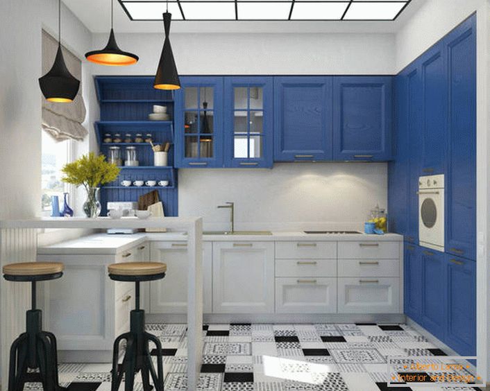 Povoljan u mediteranskom interijeru također izgleda kombinacija bijele i zasićene plave boje. Kuhinja opremljena je velikim brojem funkcionalnih i prostranih police i ladica.