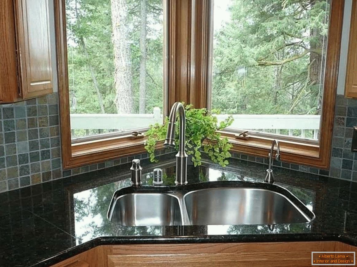 Kutni sudoper u kuhinji s prozorom