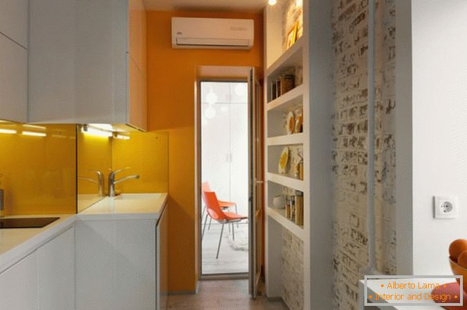 Kuhinja malog studio apartmana u Kijevu
