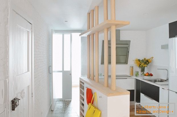 Projekt mini apartmana: kuhinja s balkonskom garniturom