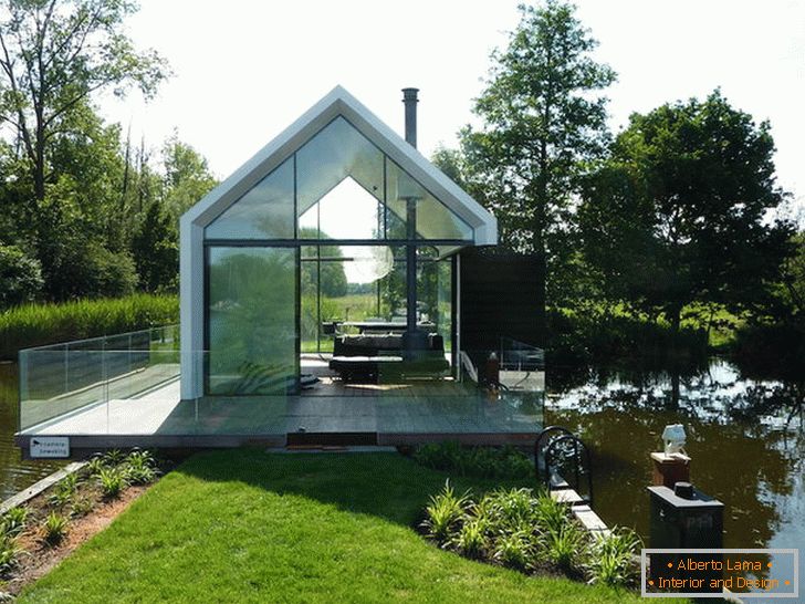 Mala staklena kuća u blizini jezera u Nizozemskoj