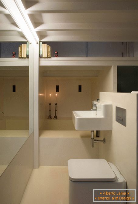 Interijer kupaonice u vrlo malom stanu