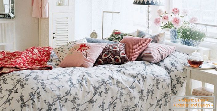 Ispravno uređena u stilu sjenica. U najboljim tradicijama zemlje na spavaćem mjestu jastuci kontrastnih boja i platida su napravljeni.