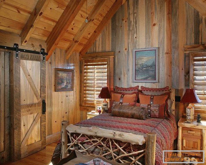 Spavaća soba u seoskom stilu u malom lovačkom domu na sjeveru Francuske.