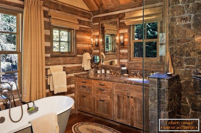Kupaonica u country-style zemlja s pravilno odabranog namještaja. Zanimljiva ideja dizajna je prozor s drvenim okvirom iznad kupaonice.
