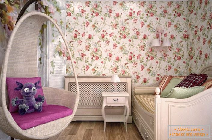 Soba za mladu damu uređena je u stilu zemlje. U najboljim običajima stila dizajner je koristio tapete s cvjetnim ornamentom.