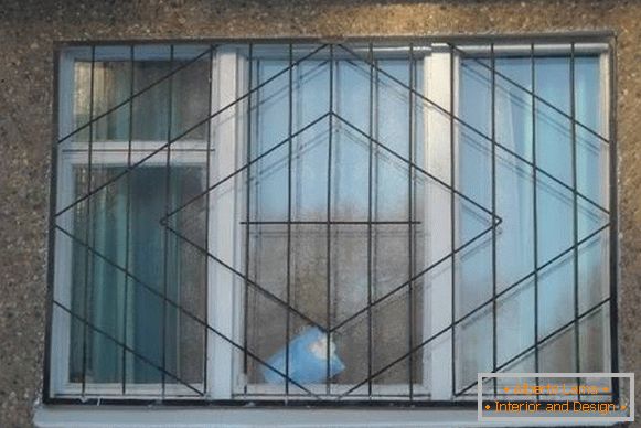 Zavarene metalne rešetke na prozorima - fotografija s pročelja