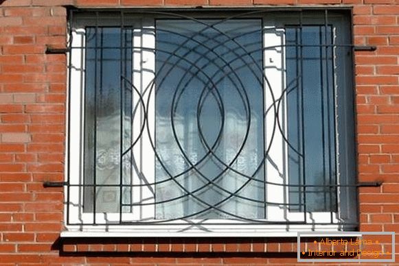 Moderne prozorske rešetke - fotografija na prvom katu