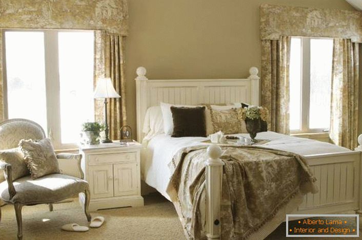 Romantični stil u gostinjskoj spavaćoj sobi je jedinstvena elegancija. Svjetlo bež boje u kombinaciji s bijelim namještajem izgledaju nježno, stvaraju ugodnu atmosferu za opuštanje.