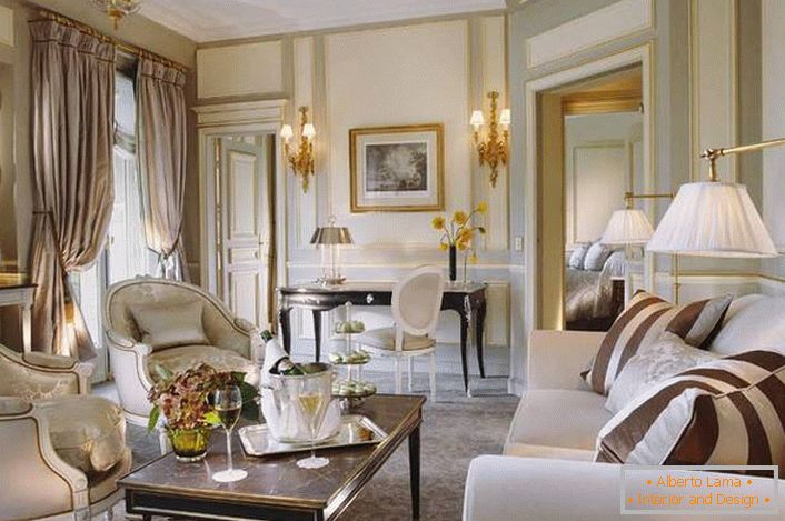 Mala gostinjska soba dizajnirana je u skladu sa zahtjevima francuskog stila. Dobar primjer rasvjete za dnevni boravak. 