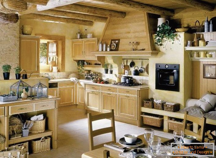 Kuhinja u francuskom stilu krutog drva ukrašena su cvjetovima, koji su ravnomjerno raspoređeni po sobi. 