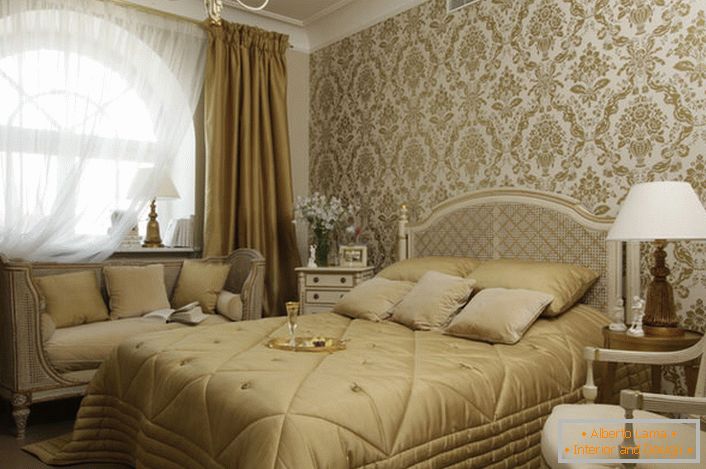 Mala obiteljska spavaća soba u francuskom stilu s velikim prozorskim prozorima izgleda elegantno i spektakularno.