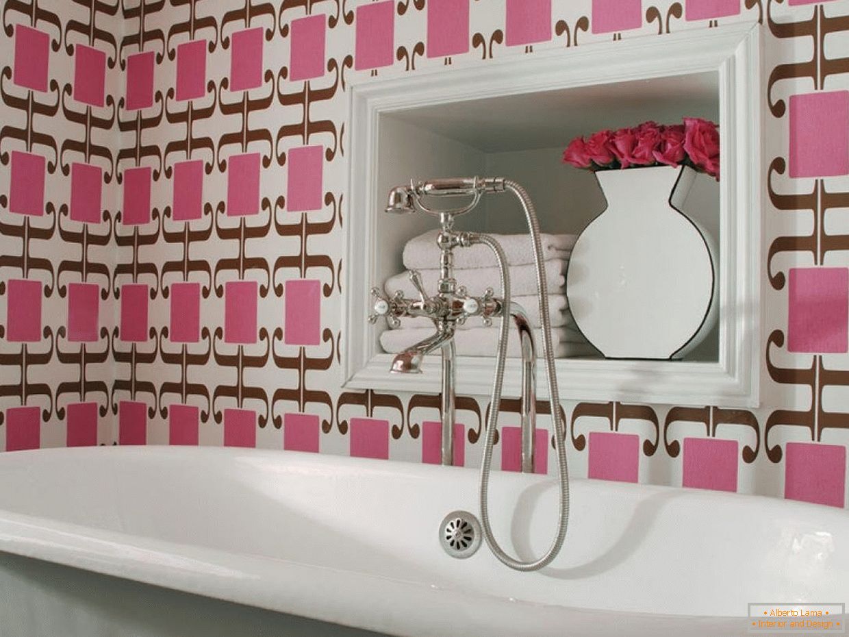 Kupaonica s ukrasom zidova u ružičastim bojama