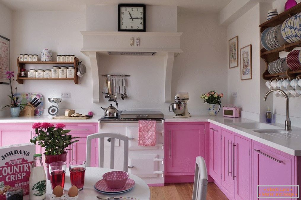 Kuhinja u ružičastoj boji