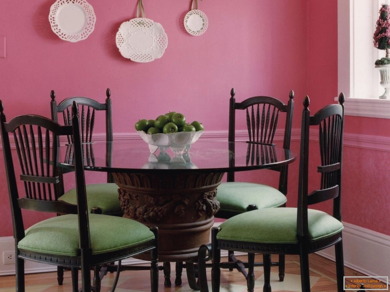 Kombinacija zelenih stolica u ružičastoj blagovaonici