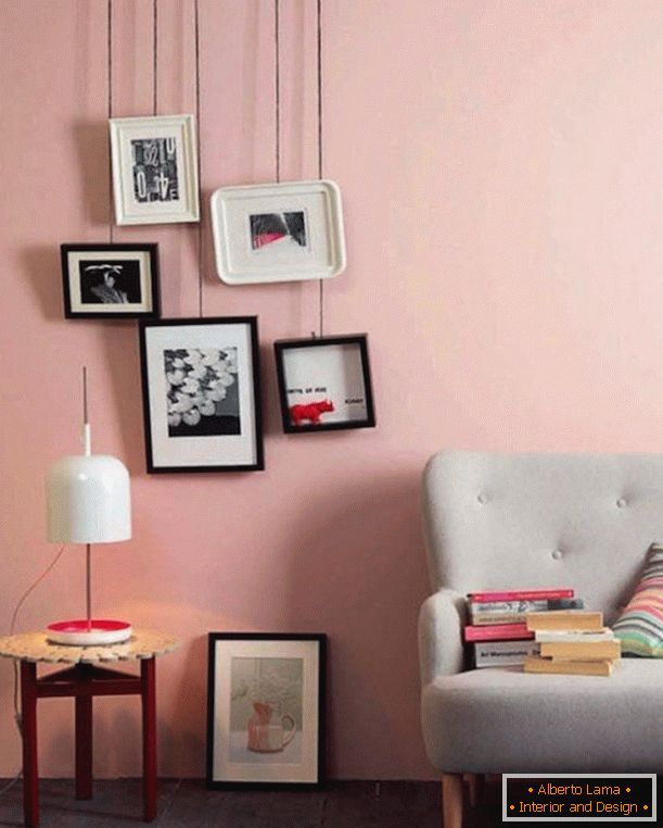Siva kauč na ružičastoj pozadini