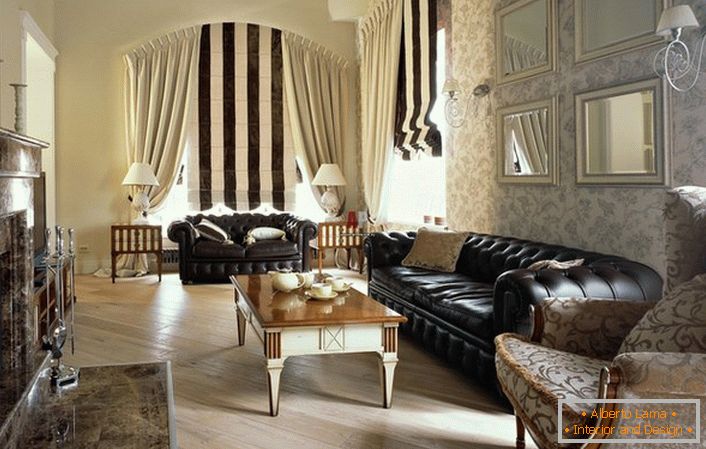 Primjer čvora. Dizajner u središtu interijera stavio je Chesterove luksuzne kožne sofe i pretukao ih svjetlom pozadinom. 