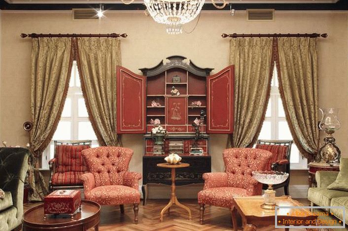 Prepoznate značajke indijskih motiva u okruženju luksuzne dnevne sobe.