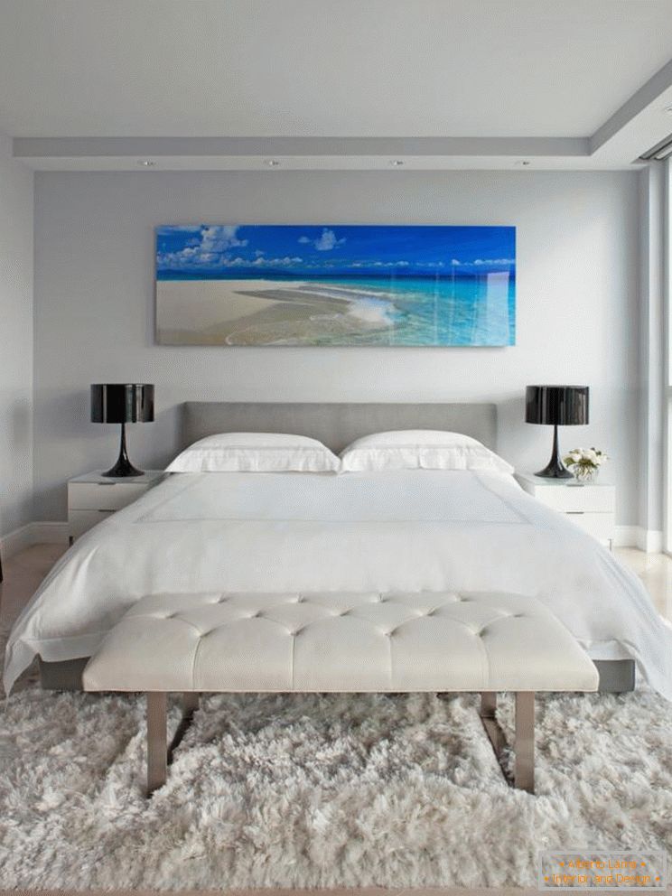 Elegantna bijela spavaća soba