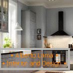 Interijer kuhinje s ugrađenim svjetlima i vješalicama za lustere