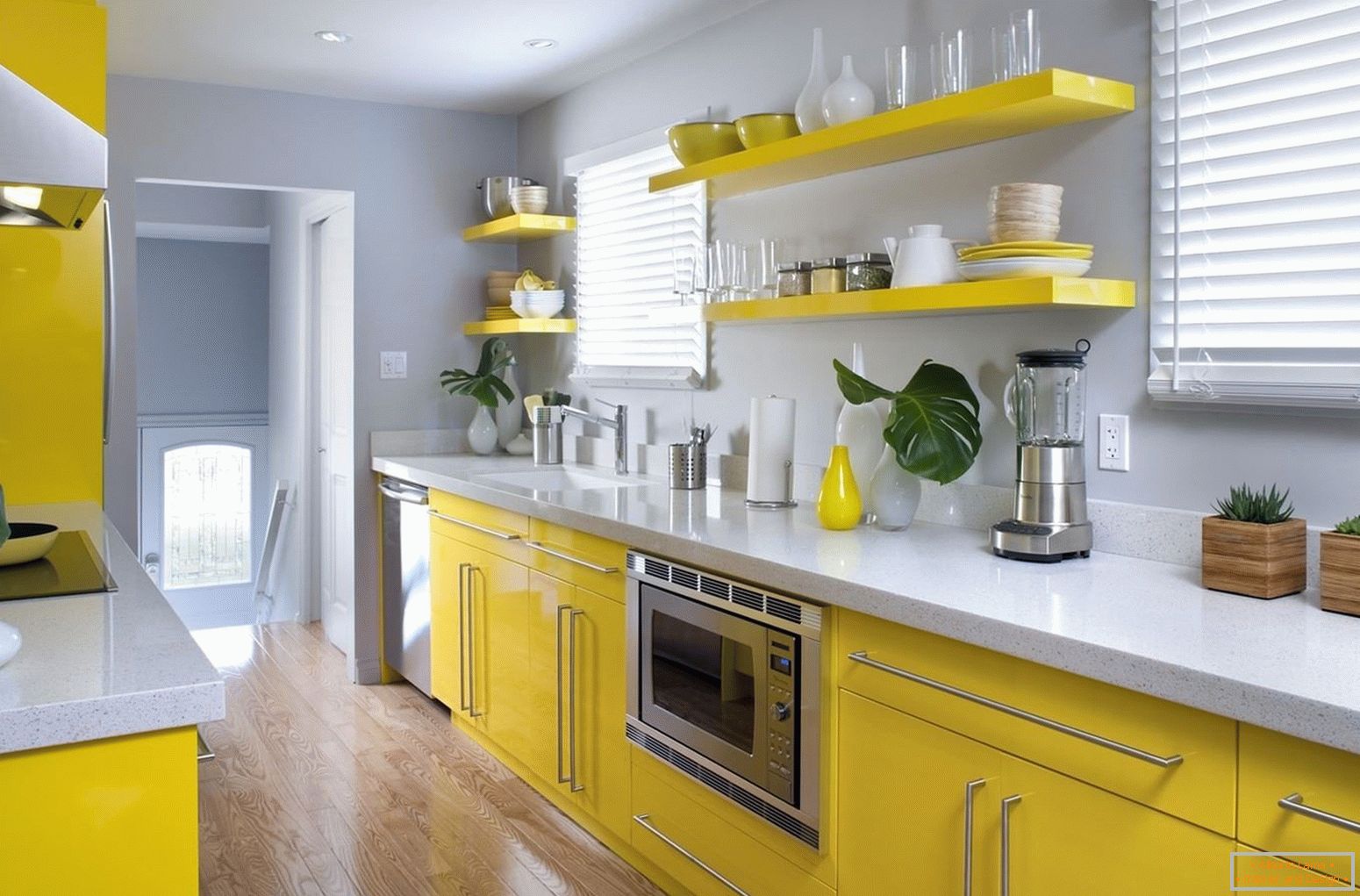 Kombinacija žutog namještaja i sivih zidova u kuhinji