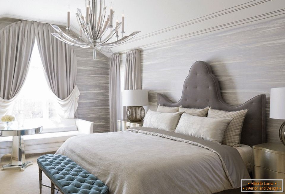 Dekoracija luksuzne spavaće sobe s sivim tekstilom