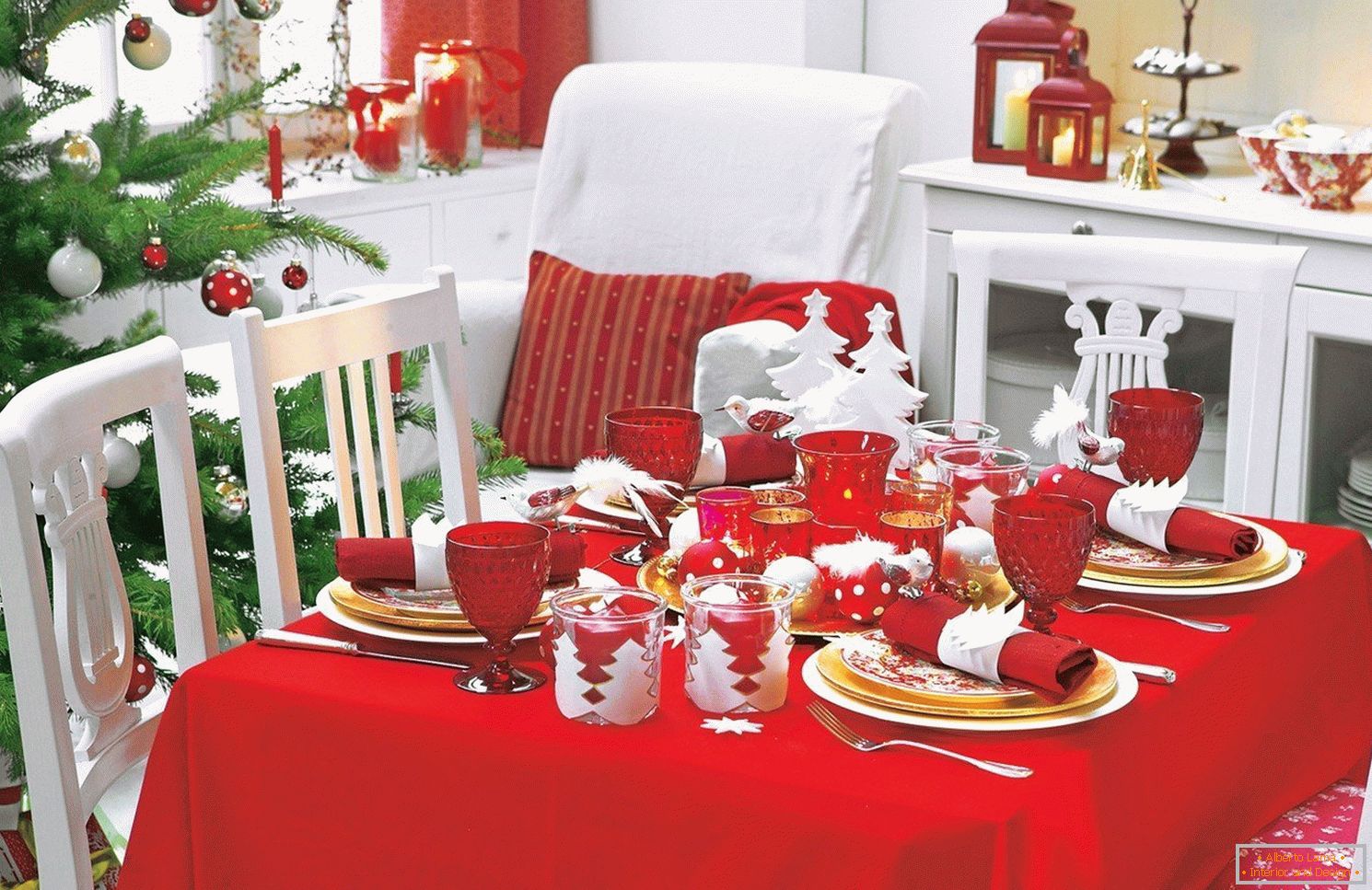Ukrašavanje novogodišnjeg stol u crvenoj boji