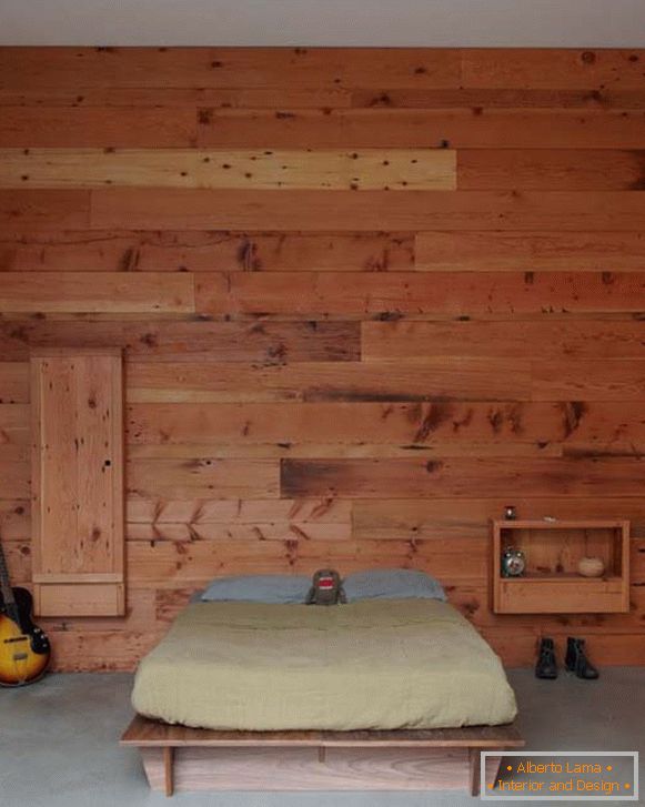 Spavaća soba u minimalističkom stilu, ukrašena stablom