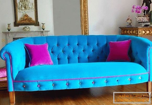 Svijetla plava s ružičastom kaučom u dnevnoj sobi