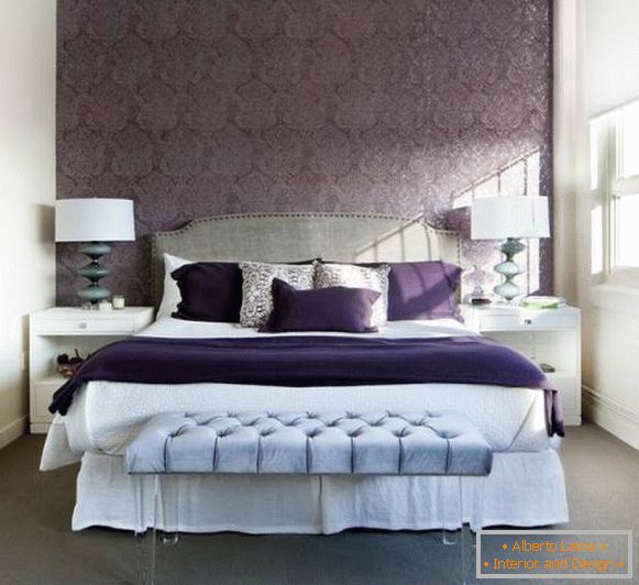 Dizajn spavaće sobe u ljubičastim tonovima s plavim detaljima