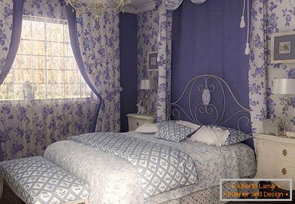 Kombinacija bijele i ljubičaste boje u unutrašnjosti spavaće sobe