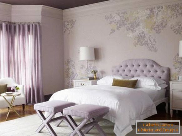 Ljubičaste pozadine, zavjese i strop u spavaćoj sobi - fotografija