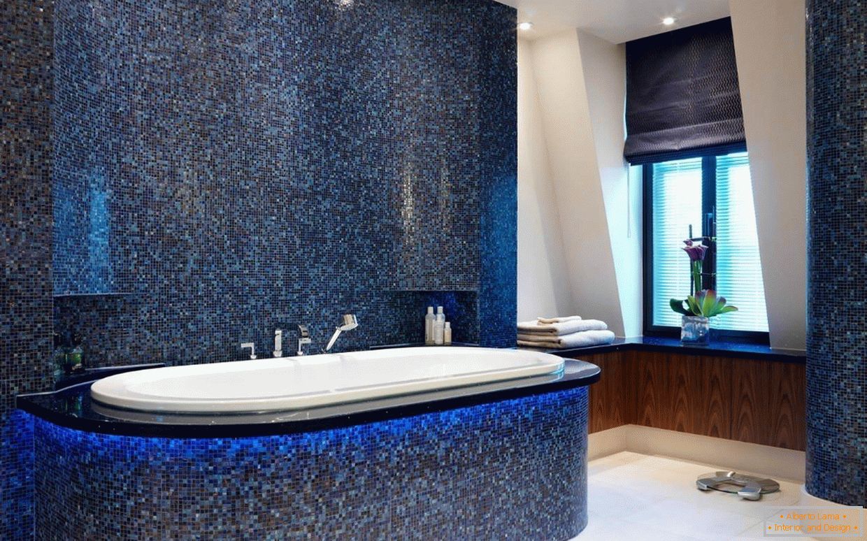 Tamno plavi mozaik u kupaonici