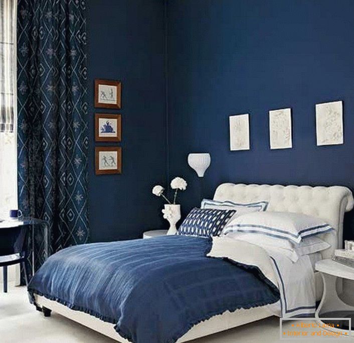 Plave zidove i zavjese u spavaćoj sobi
