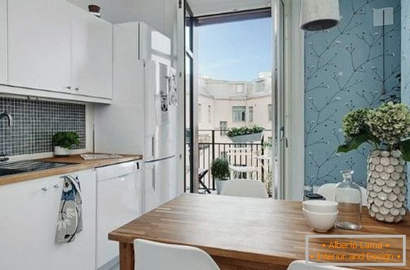 Kuhinja s balkonom u jednosobnom apartmanu u skandinavskom stilu