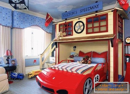 Krevetić u obliku crvenog automobila