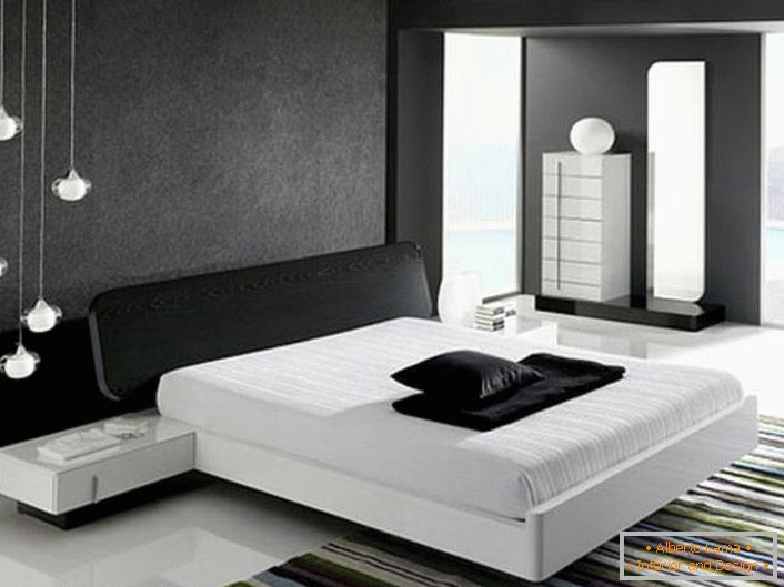 Zid na glavi kreveta, ukrašen sivim matiranim umetkom, u skladu sa stilom hi-tech je u skladu s sjajnim bijelim podom.