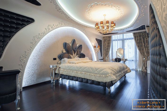 Drveni parket tamne boje harmonično je uklonjen u ambijentu spavaće sobe u visokotehnološkom stilu.