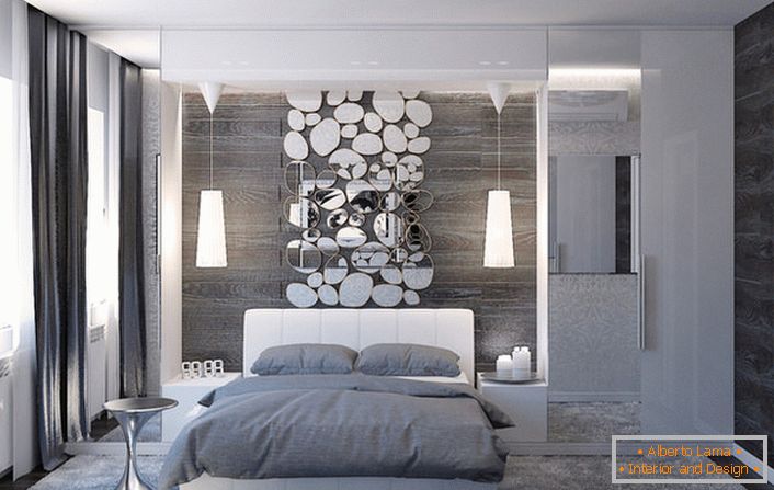 Zid iznad glave kreveta ukrašen je elegantnim kolažem ovalnih zrcala.