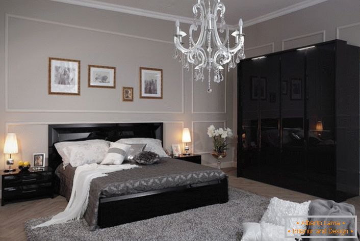 Ugodna i elegantna spavaća soba u visokotehnološkom stilu izrađena u svijetlosivim tonovima s kontrastnim crnim namještajem.