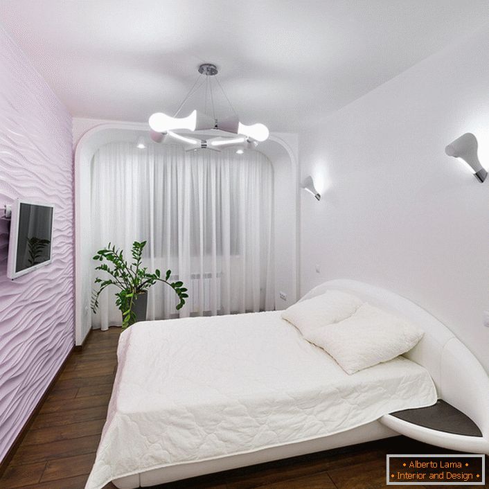Spavaća soba je high-tech u mekim svjetlosnim bojama bez dodatnog namještaja.