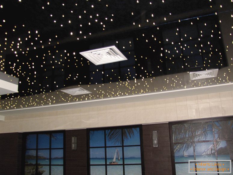 Sjajni stropni strop PVC-a oponaša noćno nebo, zvjezdano nebo. Izvrsna ideja za spavaću sobu ili dječju sobu.