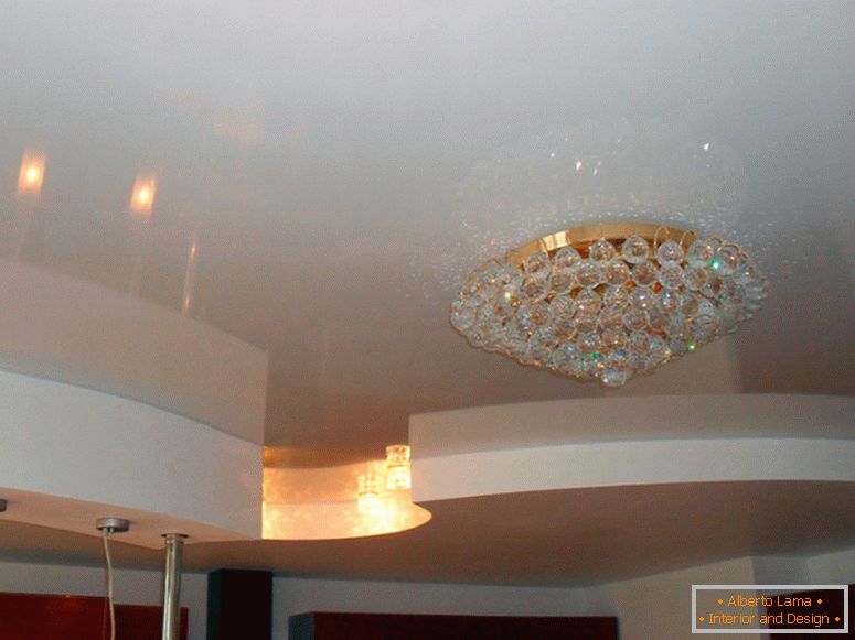 Klasični žanr - sjajni stropovi PVC bijelih.