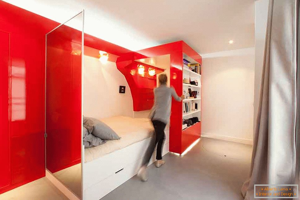 Spuštena spavaća soba u bijeloj i crvenoj boji
