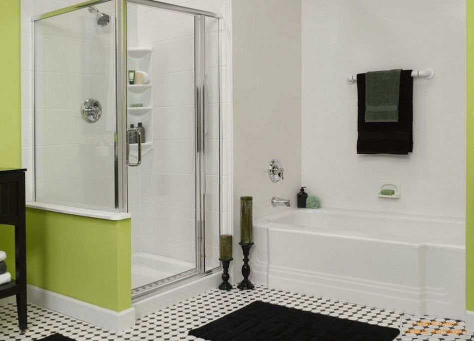 Crna i bijela kupaonica s zelenilom
