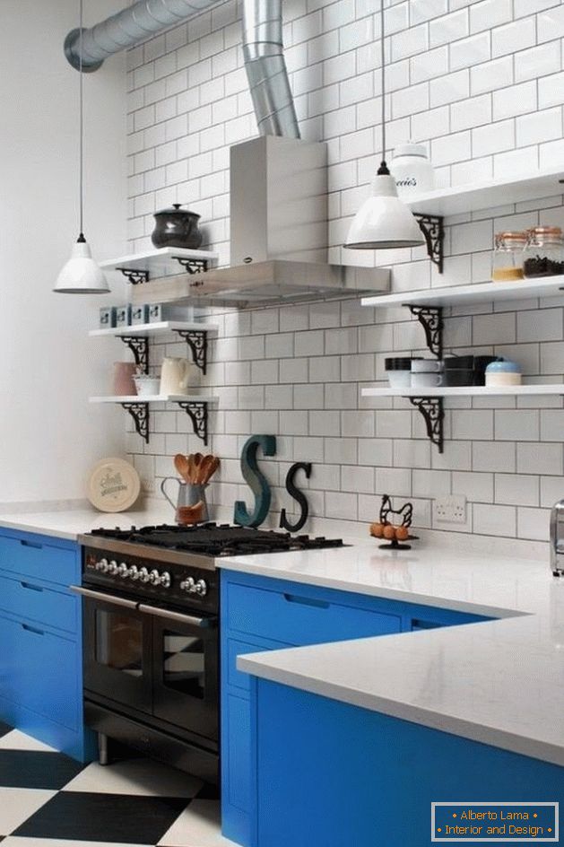Nijanse plave boje u donjim ormarima kuhinje